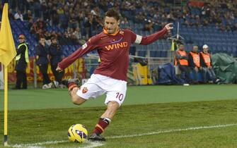 AS Roma's Francesco Totti kicks a corner during Italian Serie A soccer match between AS Roma and Palermo at Olympic Stadium in Rome,Italy,04 November 2012. ANSA/LUCIANO ROSSI/AS ROMA