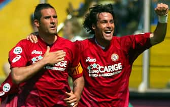 20050501-PARMA-SPR:CALCIO:PARMA-LIVORNO.Carlo Lucarelli (s) esulta con Galante dopo avere realizzato il gol dell'1-1 per il Livorno Parma.GIORGIO BENVENUTI-ANSA
