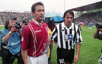 PERUGIA, ITALY - SEPTEMBER 13: Hidetoshi Nakata of Perugia shakes hands with Alessandro Del Piero of Juventus after the Serie A match between Perugia and Juventus at the Stadio Renato Curi on September 13, 1998 in Perugia, Italy. (Photo by Etsuo Hara/Getty Images)