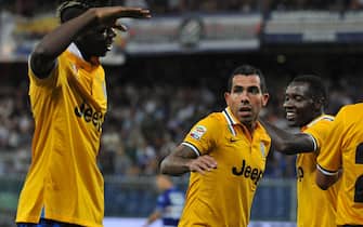 Il giocatore  della Juventus Carlos Tevez segna il primo gol durante Sampdoria-Juventus allo stadio Luigi Ferraris di Genova, 24 agosto  2013. ANSA/ZEGGIO