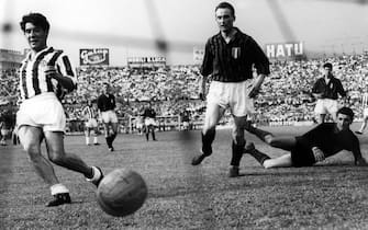 15-05-1960 TorinoOmar Sivori (San Nicolas de los Arroyos, 2 ottobre 1935 – San Nicolás de los Arroyos, 17 febbraio 2005) è stato un calciatore e allenatore di calcio italo-argentinoNella foto: partita Juventus - Milan - Goal di Omar Sivori