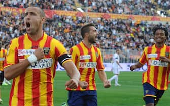 Midfielder of Lecce, Guillermo Giacomazzi (L), jubilates after scoring the goal against Ac Milan during their Italian Serie A soccer match at Via del Mare stadium in Lecce, Italy on 23 October 2011.ANSA/CIRO FUSCO
