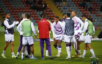 epa10283914 Fiorentina's players warm-up during the UEFA Europa Conference League Group stage match between FK Rigas Futbola Skola (RFS) and ACF Fiorentina in Riga, Latvia, 03 November 2022.  EPA/TOMS KALNINS