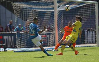 Napoli's forward Lorenzo Insigne (R) kciks the ball during Italian Serie A soccer match between SSC Napoli and AC Chievo Verona at the San Paolo stadium in Naples, 8 April 2018. ANSA / CESARE ABBATE