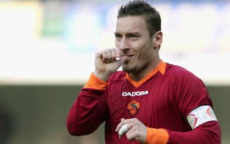 VERONA, ITALY - FEBRUARY 28: Francesco Totti of Roma celebrates his goal during the match between Chievo and Roma at the Stadio Marc Antonio Bentegodi on February 28, 2007 in Verona, Italy. (Photo by NewPress/Getty Images)   