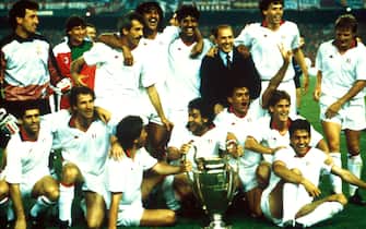 ©Marco Ravezzani/Lapresse24-05-1989 Barcellona, Spagna CalcioFinale Coppa dei Campioni Milan-Steaua Bucarest 4-0Nella foto : il Presidente del Milan SILVIO BERLUSCONI con tutta la squadra festeggiano la vittoria  della Coppa dei Campioni .