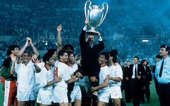 VIENNA, AUSTRIA - APRIL 23:  Silvio Berlusconi President of AC Milan lifts the trophy with his team after winnigns the European Cup Final during the match between AC Milan and Benfica at Stadio Prater on April 23, 1990 in Vienna, Austria.  (Photo by Alessandro Sabattini/Getty Images)