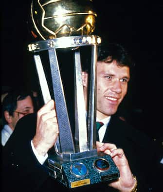 © Ravezzani/LaPresse
17-12-1990 Milano, Italia
Calcio
Nella foto: MARCO VAN BASTEN con la Coppa Intercontinentale.