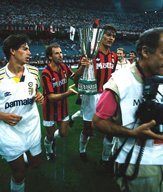 ©Marco Ravezzani/Lapresse
Anno 1992 Milano, Italia 
Calcio
Finale di Supercoppa di Lega  Milan-Parma 2-1
Nella foto : i calciatori del Milan DEMETRIO ALBERTINI,FRANCO BARESI e PAOLO MALDINI con la coppa .