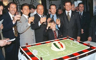 Il brindisi durante la cena organizzata dal Milan la sera dell'11 maggio 1996 per festeggiare la vittoria del campionato di calcio 95/96. Da sinistra Franco Baresi; Piersilvio, Silvio, Paolo e il piccolo Luigi Berlusconi; Fabio Capello.ANSA