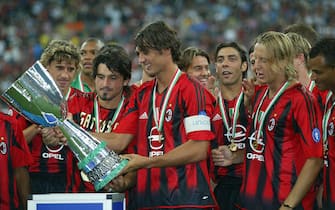 © Michele Ricci/ Lapresse21-08-2004 MilanoSport CalcioFinale Supercoppa di Lega Lazio-MilanIl capitano Paolo Maldini con la coppa