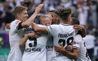 epa10157693 Frankfurt's Sebastian Rode (C) celebrates with teammates after scoring the 2-0 lead during the German Bundesliga soccer match between Eintracht Frankfurt and RB Leipzig in Frankfurt, Germany, 03 September 2022.  EPA/RONALD WITTEK CONDITIONS - ATTENTION: The DFL regulations prohibit any use of photographs as image sequences and/or quasi-video.