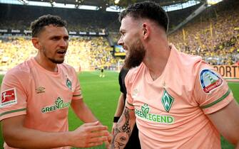 epa10130506 Bremen's Oliver Burke (R) celebrates after scoring the 3-2 lead during the German Bundesliga soccer match between Borussia Dortmund and Werder Bremen in Dortmund, Germany, 20 August 2022.  EPA/SASCHA STEINBACH CONDITIONS - ATTENTION: The DFL regulations prohibit any use of photographs as image sequences and/or quasi-video.
