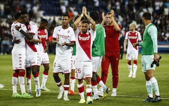 epa10144355 Monaco's players greeting the audience after the French Ligue 1 soccer match between PSG and Monaco at the Parc des Princes stadium in Paris, France, 28 August 2022.  EPA/Mohammed Badra