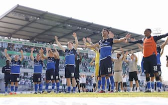 28 May 2023, Bavaria, Fürth: Soccer: 2. Bundesliga, SpVgg Greuther Fürth - Darmstadt 98, Matchday 34, Sportpark Ronhof Thomas Sommer. Darmstadt's Filip Stojilkovic (l-r), Fabian Schnellhardt, Fabio Torsiello, Clemens Riedel, Klaus Gjasula and Yassin Ben Balla cheer on their fans. Photo: Daniel Löb/dpa - IMPORTANT NOTE: In accordance with the requirements of the DFL Deutsche Fußball Liga and the DFB Deutscher Fußball-Bund, it is prohibited to use or have used photographs taken in the stadium and/or of the match in the form of sequence pictures and/or video-like photo series.