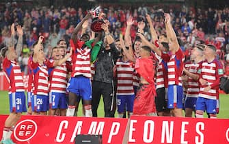 epa10659955 Players of Granada CF celebrate their promotion to the Spanish Primera Division League after winning Leganes in their LaLiga SmartBank match at Los Carmenes stadium in Granada, Spain, 27 May 2023 (issued on 28 May).  EPA/Pepe Torres