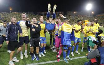 epa10659399 Players of Union Deportiva Las Palmas celebrate their promotion to the Spanish First Division League after the match against Deportivo Alaves in a LaLiga Smartbank League, in Las Palmas de Gran Canaria, Canary Islands, Spain, 28 May 2023.  EPA/Elvira Urquijo