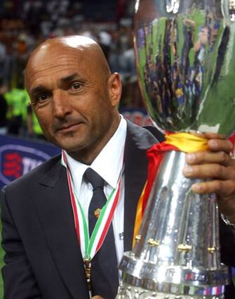 L'allenatore della Roma, Luciano Spalletti, posa per una foto con la Supercoppa vinta contro l'Inter il 19 agosto 2007 allo stadio Meazza di Milano.
ANSA/MATTEO BAZZI