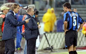 L'allenatore del'Inter, Roberto Mancini (S), impartisce indicazioni a Dejan Stankovic durante la Supercoppa contro la Juventus il 20 agosto 2005.
ANSA/ANTONIO SCALISE
