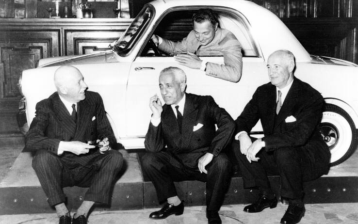 Gianni Agnelli (al volante) con Valletta (al centro), Pirelli e Bianchi Valletta e Agnelli