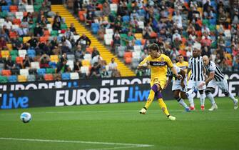 Fiorentina’s Dusan Vlahovic scores on penalty during the Italian Serie A soccer match Udinese Calcio vs ACF Fiorentina at the Friuli - Dacia Arena stadium in Udine, Italy, 26 September 2021. ANSA/GABRIELE MENIS