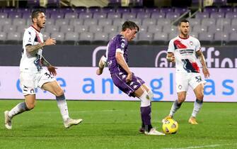 Fiorentina's forward Dusan Vlahovic (C) shots on goal during the Italian Serie A soccer match between ACF Fiorentina and FC Crotone at the Artemio Franchi stadium in Florence, Italy, 23 January 2021. ANSA/CLAUDIO GIOVANNINI
