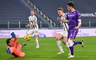 Fiorentina’s Dusan Vlahovic (R) scores the goal (0-1) during the italian Serie A soccer match Juventus FC vs ACF Fiorentina at the Allianz Stadium in Turin, Italy, 22 December 2020 ANSA/ALESSANDRO DI MARCO