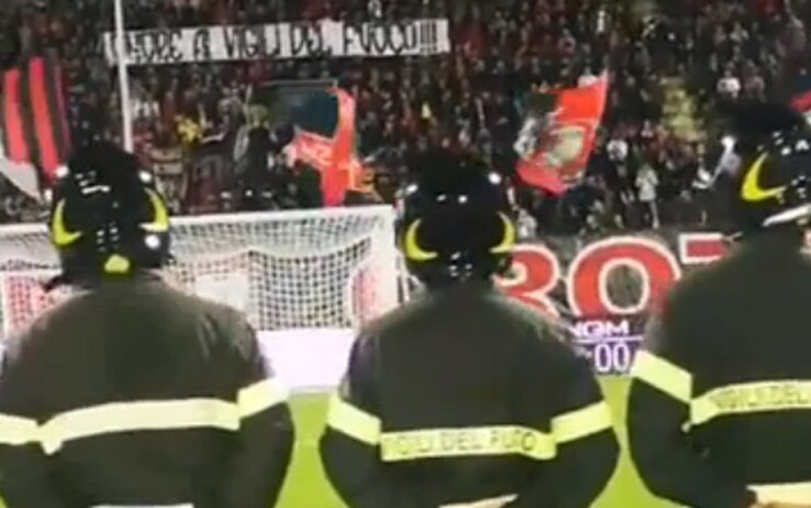 Esplosione Alessandria, l'omaggio dei tifosi del Crotone ai pompieri. VIDEO - Sky Sport