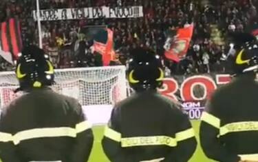 Crotone, omaggio tifosi ai pompieri di Alessandria