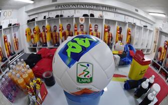 1184098457 BENEVENTO, ITALY - NOVEMBER 23: A general view of dressing room of Benevento Calcio prior the Serie B match between Benevento Calcio and Crotone FC at Stadio Ciro Vigorito on November 23, 2019 in Benevento, Italy. (Photo by Giuseppe Bellini/Getty Images)