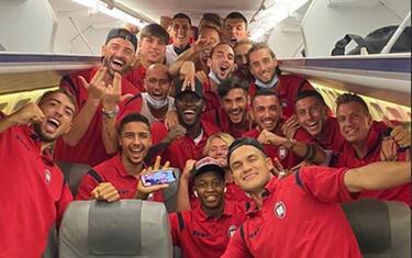 Crotone in A, i giocatori fanno festa in aeroporto