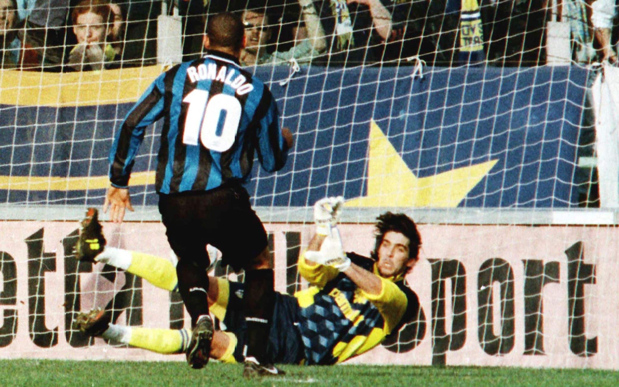 Buffon para un rigore a Ronaldo in Parma-Inter 1-0 dell'8 marzo 1998