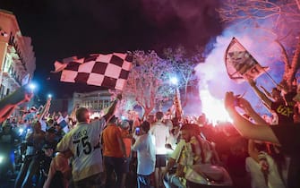 La festa dei tifosi del Palermo in piazza Politeama per la promozione in serie B Palermo 13  giugno 2022 . ANSA / IGOR PETYX