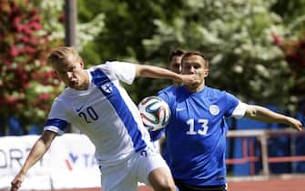 epa04233777 Joel Pohjanpalo (L) of Finland in action against Martin Vunk (R) of Estonia during the Baltic Cup 2014 third place friendly soccer match between Finland and Estonia in Ventspils, Latvia, 31 May 2014. Finland won 2-0.  EPA/VALDA KALNINA
