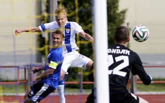 epa04233808 Joel Pohjanpalo (C) of Finland in action against Alo Barengrub (L) and goalkeeper Pavel Londak (R) of Estonia during the Baltic Cup 2014 third place friendly soccer match between Finland and Estonia in Ventspils, Latvia, 31 May 2014. Finland won 2-0.  EPA/VALDA KALNINA