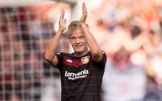 epa05533596 Joel Pohjanpalo of Leverkusen celebrates with fans after the German Bundesliga soccer match between Bayer Leverkusen and SV Hamburg in Leverkusen, Germany, 10 September 2016. Leverkusen won 3-1 with three goals scored by Pohjanpalo.  EPA/MAJA HITIJ (EMBARGO CONDITIONS - ATTENTION - Due to the accreditation guidelines, the DFL only permits the publication and utilisation of up to 15 pictures per match on the internet and in online media during the match)