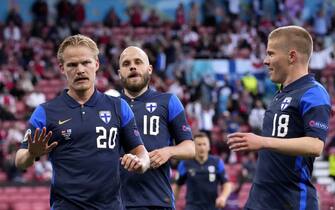 epa09265799 Joel Pohjanpalo (L) of Finland scores the opening goal during the UEFA EURO 2020 group B preliminary round soccer match between Denmark and Finland in Copenhagen, Denmark, 12 June 2021.  EPA/Martin Meissner / POOL (RESTRICTIONS: For editorial news reporting purposes only. Images must appear as still images and must not emulate match action video footage. Photographs published in online publications shall have an interval of at least 20 seconds between the posting.)