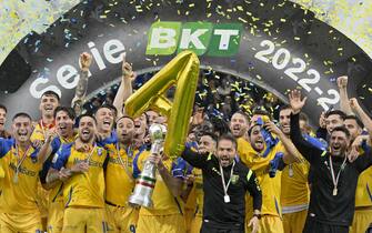 Foto Fabrizio Corradetti/LaPresse 13 Maggio 2023 Frosinone, Italia - sport, calcio - Frosinone vs Genoa CFC - Campionato di calcio Serie BKT 2022/2023 - Stadio Benito Stirpe. Nella foto: Premiazione del  Frosinone per la promozione in Serie A

May 13, 2023 Frosinone, Italy - sport, soccer - Frosinone vs Genoa CFC - Italian Football Championship League BKT 2022/2023 - Benito Stirpe stadium. In the pic: celebrtaes Frosinone