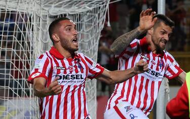 L'andata è del Vicenza: Cosenza battuto 1-0 al 90'