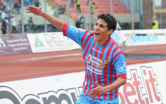Argentinian midfielder of Catania, Pablo Barrientos, celebrates after scoring the 1-0 against Palermo during Italian Serie A soccer match Catania-Palermo at Angelo Massimino stadium in Catania, 21 April 2013. ANSA/MASSIMO DAGATA 