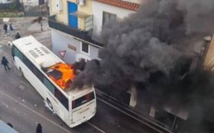 Scontri a Pagani: in fiamme bus tifosi Casertana