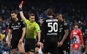 The  referee Francesco Fourneau   shows the  red card to  Udinese’s defender Pablo Mari’   during the Italian Serie A soccer match between SSC Napoli and  Udinese  at 'Diego Armando Maradona'  stadium in Naples, Italy, 19  march 2022  ANSA / CIRO FUSCO