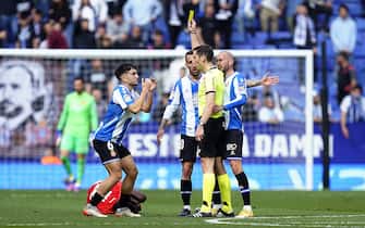 The referee shows yellow card to Manu Morlanes of RCD Espanyol during the La Liga match between RCD Espanyol v RCD Mallorca played at RCDE Stadium on Mar 20, 2022 in Barcelona, Spain. (Photo by PRESSINPHOTO)