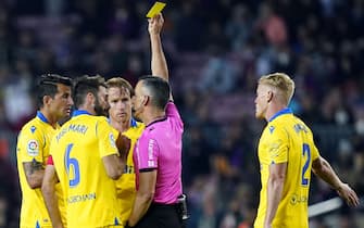 The referee shows yellow card during the La Liga match between FC Barcelona and Cadiz CF played at Camp Nou Stadium on April 18, 2022 in Barcelona, Spain. (Photo by Sergio Ruiz / PRESSINPHOTO)