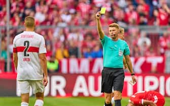 Referee Christian Dingert with whistle, gestures, shows, watch, individual action, Schiedsrichter, Hauptschiedsrichter, schiri, shows the Yellow Card to Waldemar ANTON, VFB 2 
in the match
FC BAYERN MueNCHEN - VFB STUTTGART  2-2
1.German Football League on Sept 10, 2022 in Munich, Germany. Season 2022/2023, matchday 6, 1.Bundesliga, FCB, Muenchen, 6.Spieltag
Photographer: ddp images / star-images 

 - DFL REGULATIONS PROHIBIT ANY USE OF PHOTOGRAPHS as IMAGE SEQUENCES and/or QUASI-VIDEO -