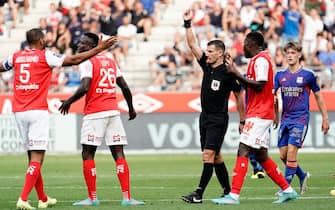 26 Dion LOPY (sdr) - Jeremy STINAT (arbitre) during the Ligue 1 Uber Eats match between Reims and Lyon at Stade Auguste Delaune on August 28, 2022 in Reims, France. (Photo by Dave Winter/FEP/Icon Sport/Sipa USA) - Photo by Icon Sport/Sipa USA
