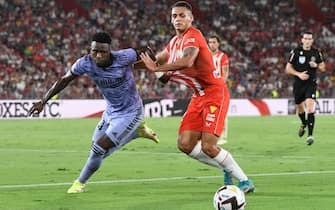 epa10121432 Real Madrid's Vinicius Jr. (L), in action against UD Almeria's Kaiky Fernandes (R), during the Spanish LaLiga soccer match between UD Almeria and Real Madrid, played at Power Horse Stadium, in Almeria, southern Spain, 14 August 2022.  EPA/Carlos Barba
