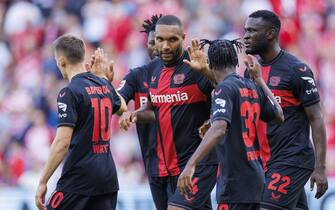 epa10891888 Leverkusen's Jeremie Frimpong (2R) celebrates with teammates after scoring the 0-1 goal during the German Bundesliga soccer match between 1. FSV Mainz 05 and Bayer 04 Leverkusen in Mainz, Germany, 30 September 2023.  EPA/CHRISTOPHER NEUNDORF CONDITIONS - ATTENTION: The DFL regulations prohibit any use of photographs as image sequences and/or quasi-video.