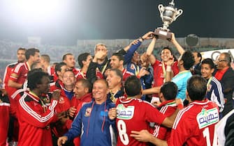 epa04092187 Egypt's Al Ahly players celebrate with the trophy after winning the Africa Super Cup soccer match against Tunisia's CS Sfaxien at Cairo Stadium in Cairo, Egypt, 20 February 2014.  EPA/KHALED ELFIQI