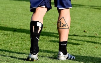 FLORENCE, ITALY - JUNE 04:  The leg tattoo of Daniele De Rossi of Italy is seen during the Italy training session at the club's training ground at Coverciano on June 04, 2016 in Florence, Italy.  (Photo by Claudio Villa/Getty Images)